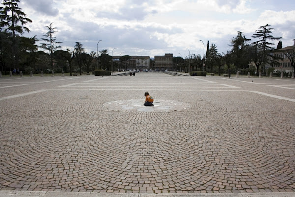 Bambino al centro della piazza di maestraccio