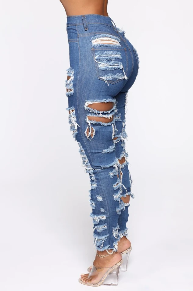 Jean femme stretch avec découpes et déchirures au niveau du mollet, moulant et confortable, pour un look tendance et décontracté, parfait au quotidien.
