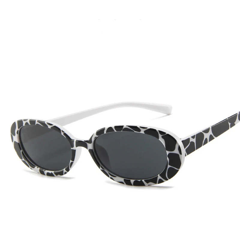 Lunettes de soleil ovales européennes et américaines tendance, couleur vache. Style moderne et protection solaire pour un look tendance et confortable.