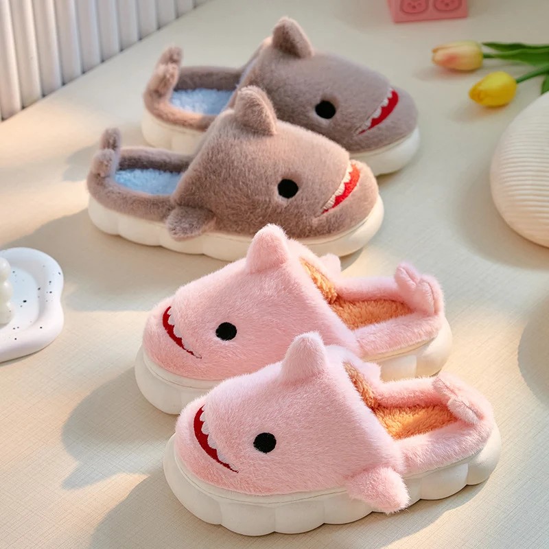 Kinderen's modieuze, eenvoudige en schattige haai katoenen slippers, perfect voor kleine voetjes. Zacht en comfortabel voor thuisgebruik.