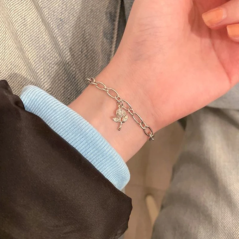 Rozen bedelarmband, niche design ketting. Een stijlvolle armband die je pols siert met bloemige elegantie. Perfect voor een unieke uitstraling.