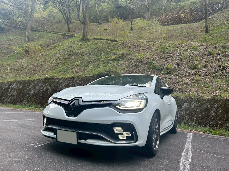 ルーテシアのルーテシアR.S.・いいケツしてやがんなー・ルノースポール・滝巡り・フランス車🇫🇷に関するカスタム事例の投稿画像2枚目