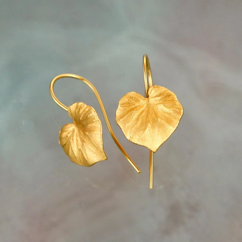 Vrouwen oorbellen in blad vorm Natuurlijke en elegante mode accessoire. Perfect om je dagelijkse stijl te verbeteren en een vleugje frisheid toe te voegen.