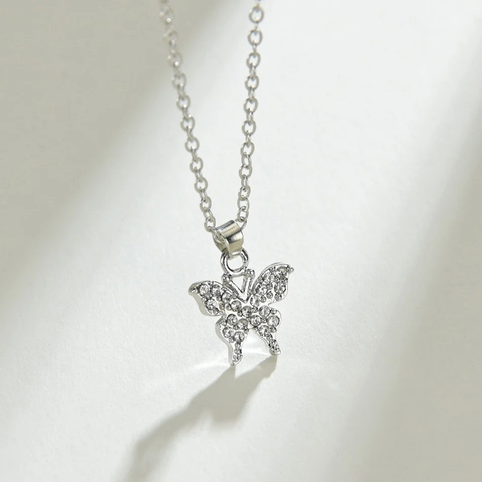 Koreaanse mode strass vlinder hanger ketting van legering, eenvoudig en elegant voor dames, modieuze accessoire