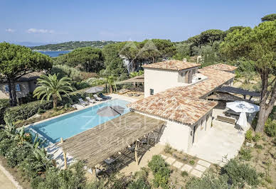 Villa avec piscine et terrasse 4
