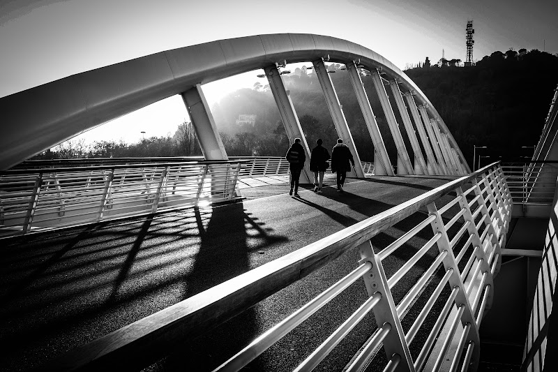 walking on the bridge di utente cancellato