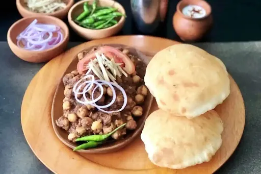 Chole Bhature [2 Plates, 4 Bhature]