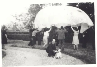 Photo : les habitants de B elfonds déploient le parachute de l'un des aviateurs évadés le jour de la libération du village soit le 12 aout 1944 Le parachute était caché dans un berceau d'enfant lors de la perquisition  des allemands dans le village