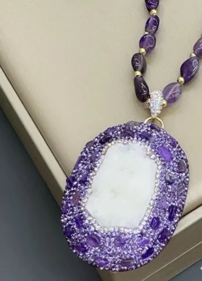 Ensemble de quatre pièces en cristal blanc naturel avec incrustations faites à la main. Créez une ambiance élégante et sereine dans votre intérieur.