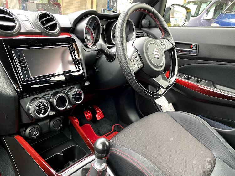 スイフトスポーツのmonster sport・シフトノブ・ペダル・zc33sに関するカスタム事例の投稿画像1枚目