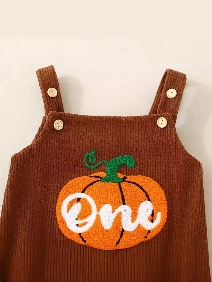 Macacão infantil de veludo cotelê com bordado de abóbora e toalha, roupa para bebês, confortável e charmosa, perfeito para o dia a dia.