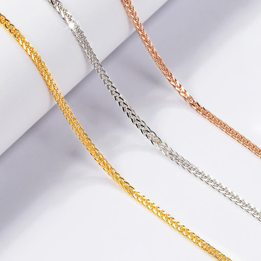 Title 3, Simple all-match shiny clavicle chain. A versat...