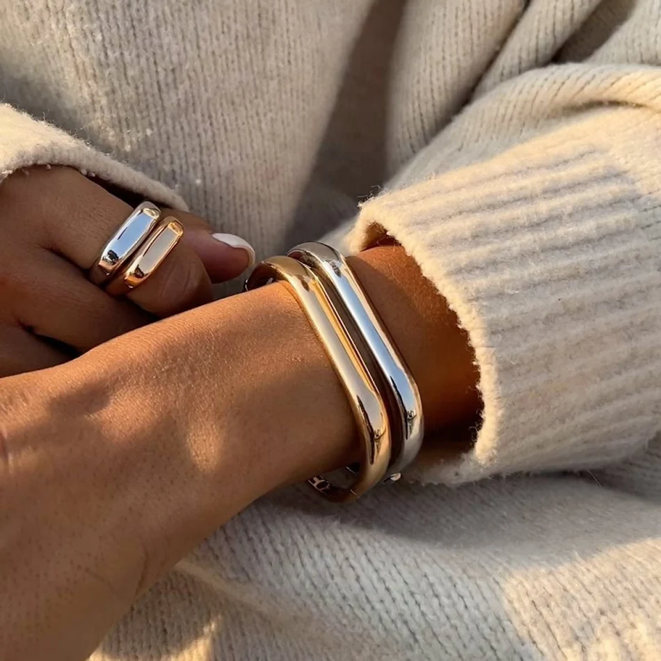 Bracelet Annelise Gold pour femme, un bijou élégant et intemporel. Sublimez votre style quotidien avec cet accessoire doré et raffiné.