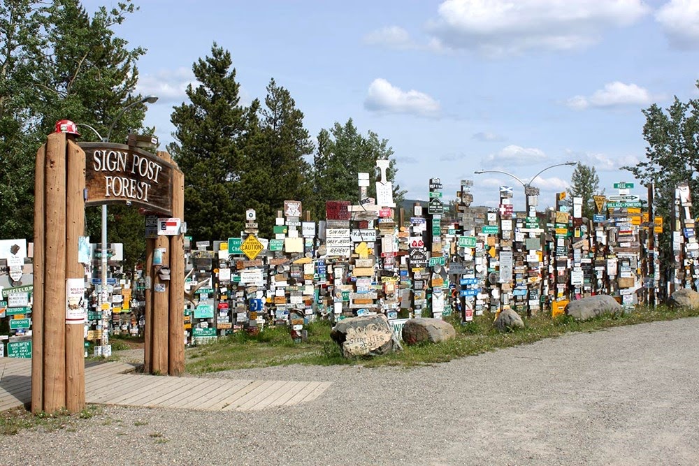 Sign Post Forest, a floresta de placas no Canadá