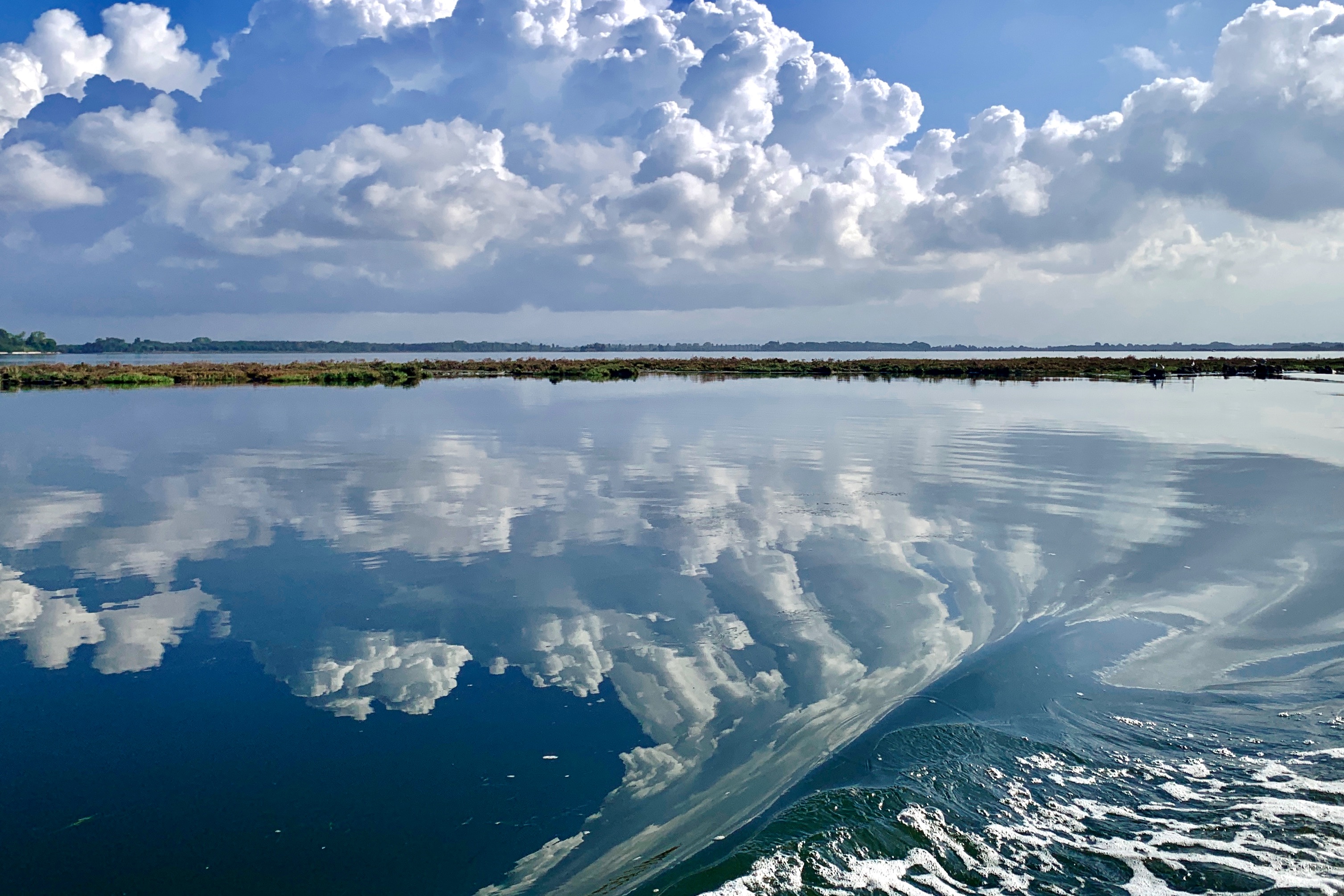 Il cielo si specchia nella laguna di Grado di IgorDG18