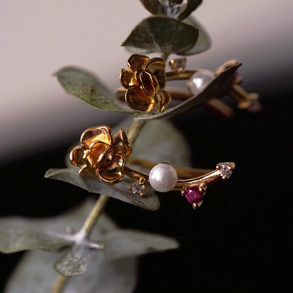 Rose Pearl Red Ohrringe mit spitzem Kristall für Damen. Funkelnde Ohrhänger mit Rosenperle, ideal für besondere Anlässe.