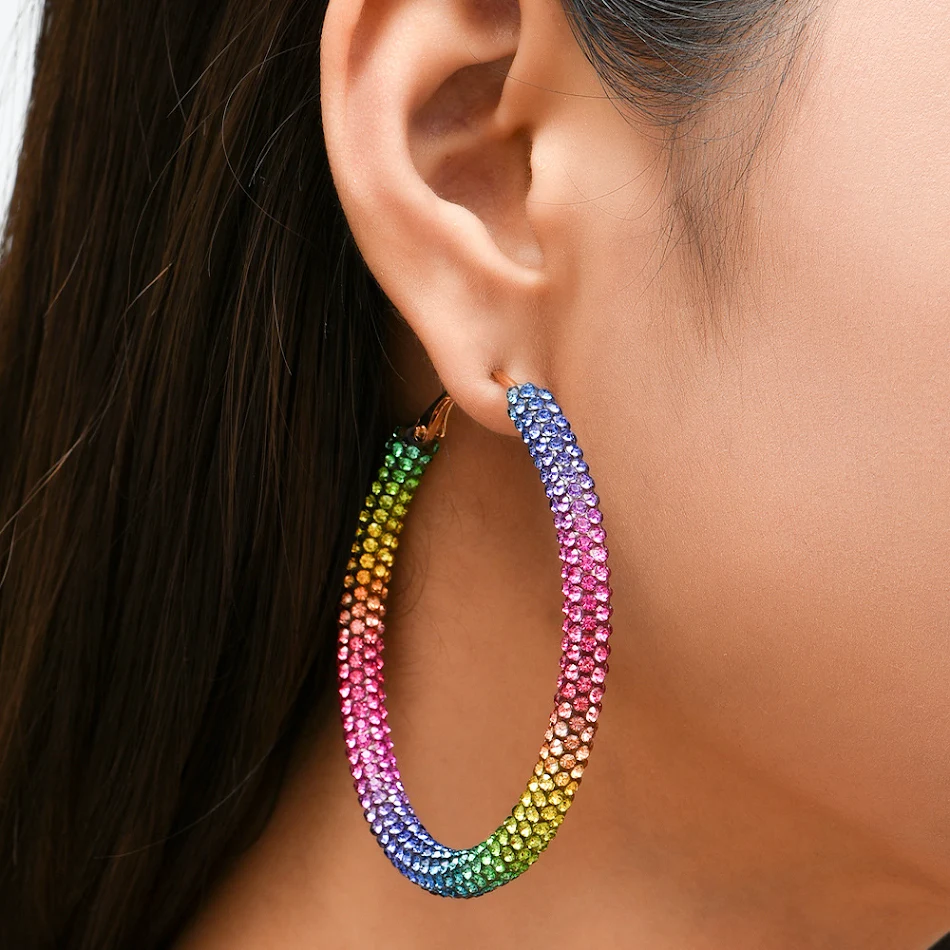 Met diamanten bezette oorstekers met geometrische cirkel. Schittering en elegantie voor een verfijnde look. Perfect cadeau.