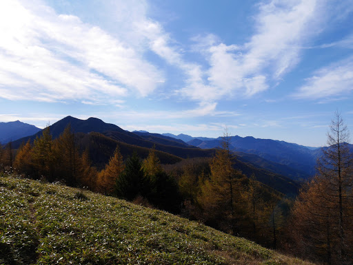 二児山（中央左）と塩見岳（左端）など