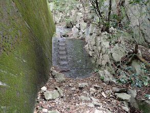 堰堤右から登る