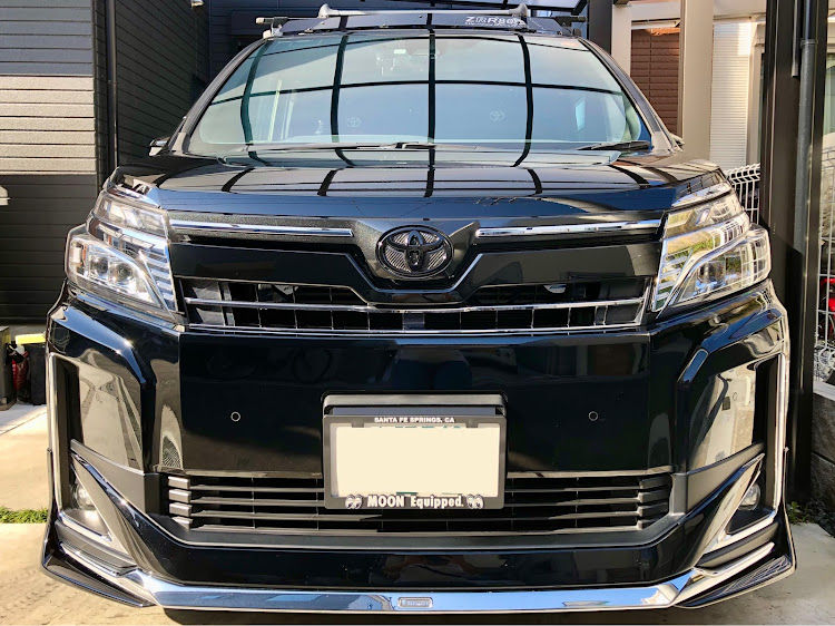 ヴォクシーの洗車・ムーンアイズ・ナンバーフレームに関するカスタム事例の投稿画像1枚目