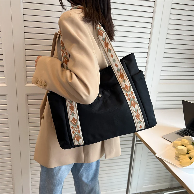 Bolso de mamá impermeable y moderno con correa ancha para el hombro y gran capacidad para llevar todo lo esencial.