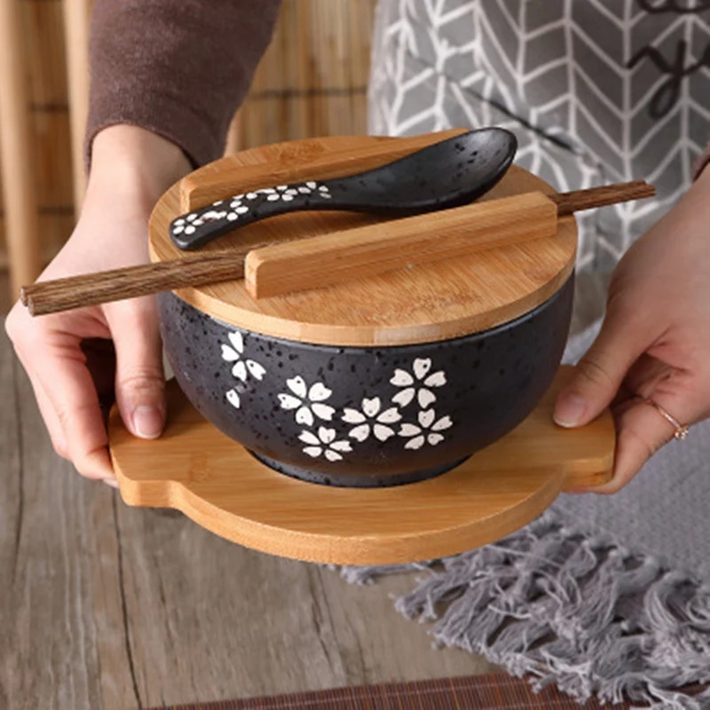 Bol noir en céramique pour nouilles, parfait pour déguster soupes et plats asiatiques. Élégant et durable, idéal pour un usage quotidien.