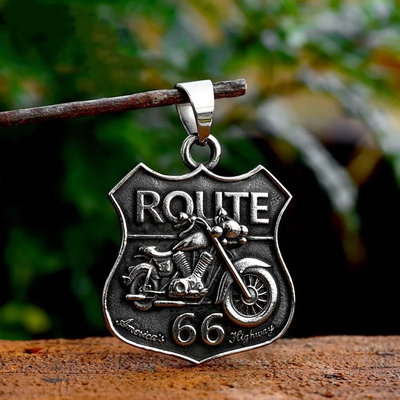 Edelstahl Anhänger No 66 im Retro-Titan-Look, Straßenschild-Design, robust und stilvoll, perfekt für jeden Tag.