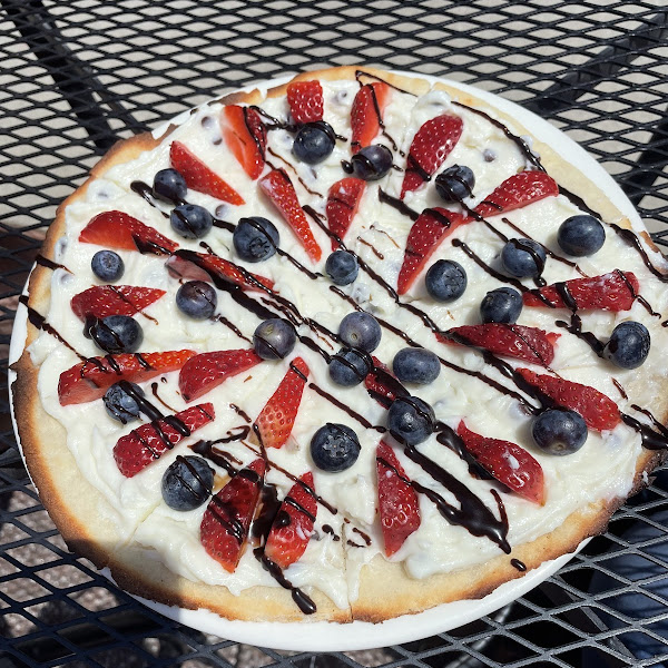 SOOO GOOD! (Cannoli dessert pizza)