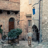 lentamente per le vie dei borghi di 