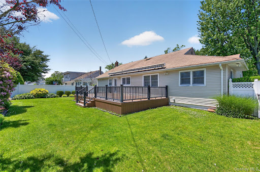 Prestige property for sale in East Meadow (United States) - House with large garden and deck
