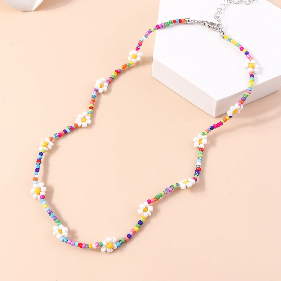 Kleurrijke zoete kralenketting voor dames. Een vrolijke ketting die elke outfit opfleurt. Perfect om je persoonlijke stijl te benadrukken en op te fleuren.