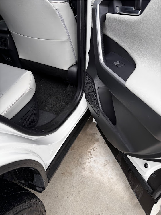 RAV4のハイブリッドG・50RAV4・お手軽ドレスアップ・カーボン調パネル・ステップガードに関するカスタム事例の投稿画像4枚目