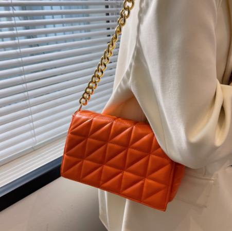 Vintage schoudertas van zacht, gewatteerd leer met ketting, een stijlvolle en praktische armpit bag voor dagelijks gebruik en speciale gelegenheden.