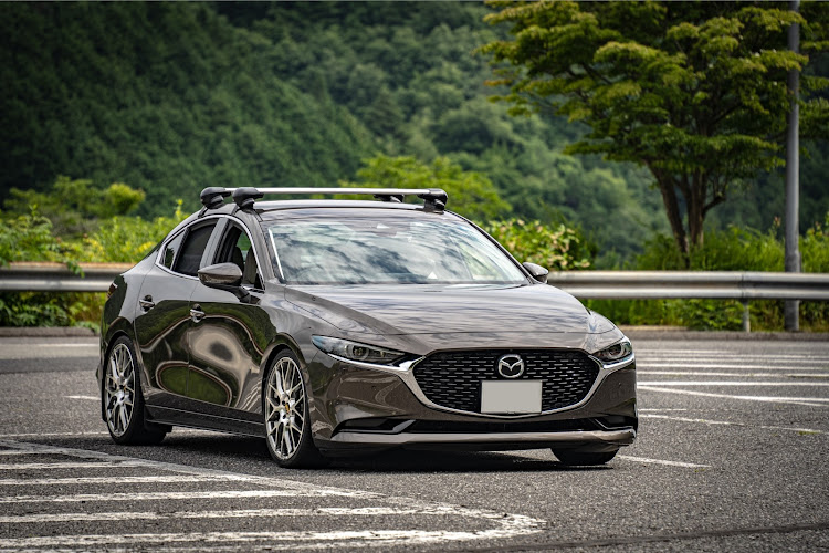 MAZDA3のルーフキャリア・ルーフボックス・inno BRQ55・INNO XS201