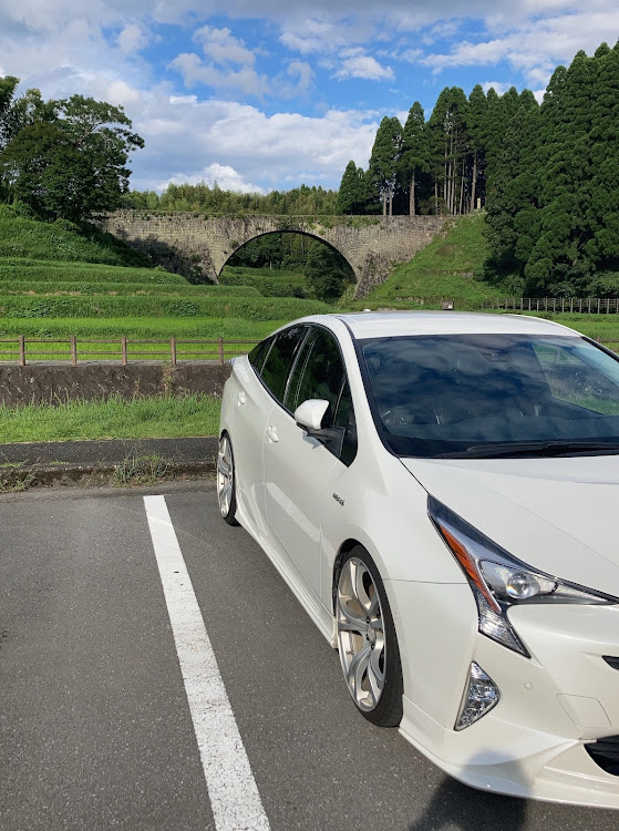 プリウスの車高調整・トヨタ・プリウス50・カローラスポーツ・プリウスに関するカスタム事例の投稿画像1枚目