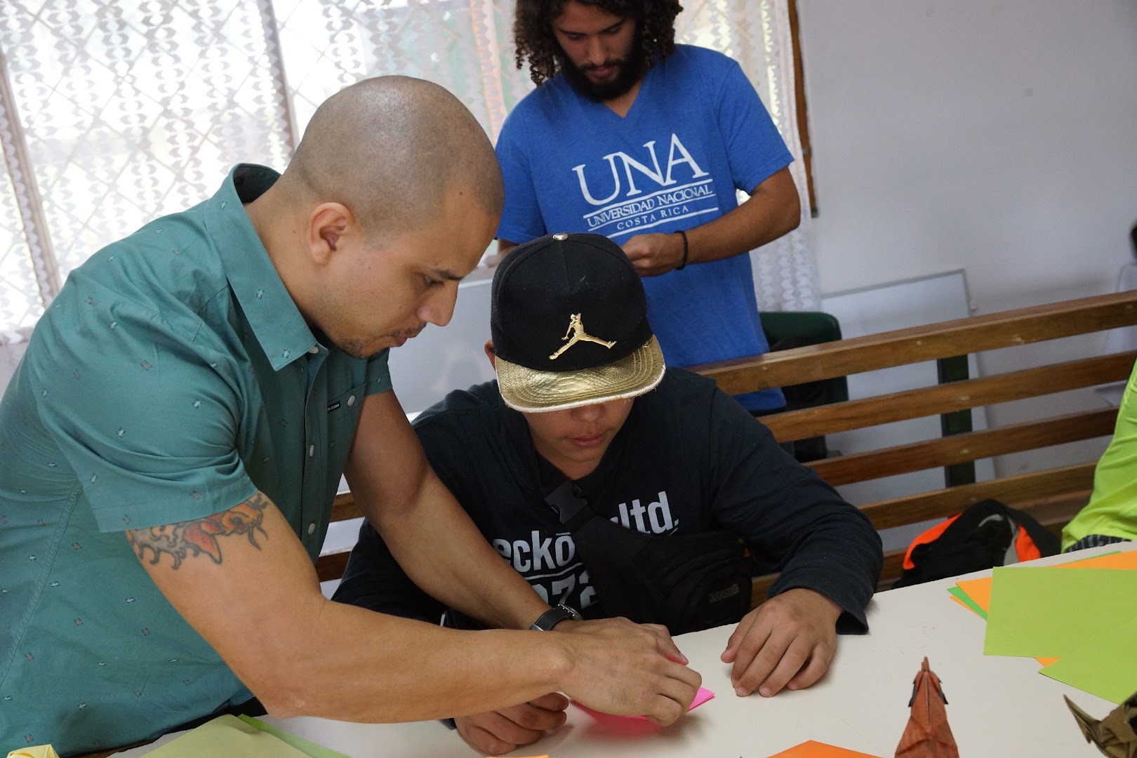 Jóvenes hicieron tarjetas desde las cárceles para sus mamás