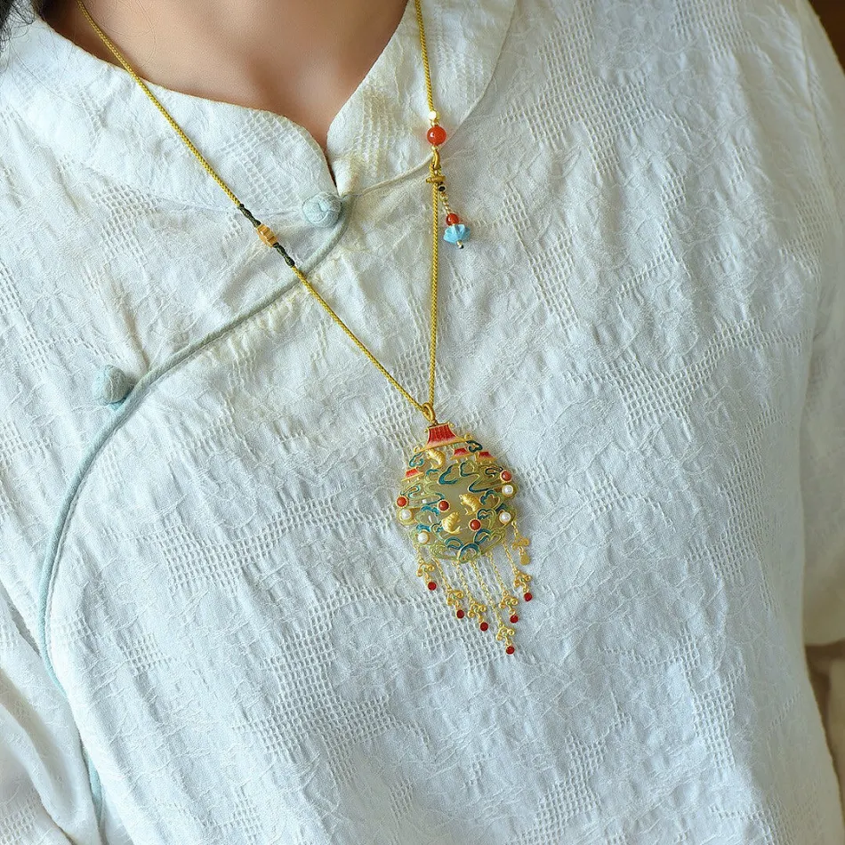 Yuyue Gantry vergulde clavicula ketting, een stijlvol accessoire dat uw decolleté accentueert met glans en verfijning.
