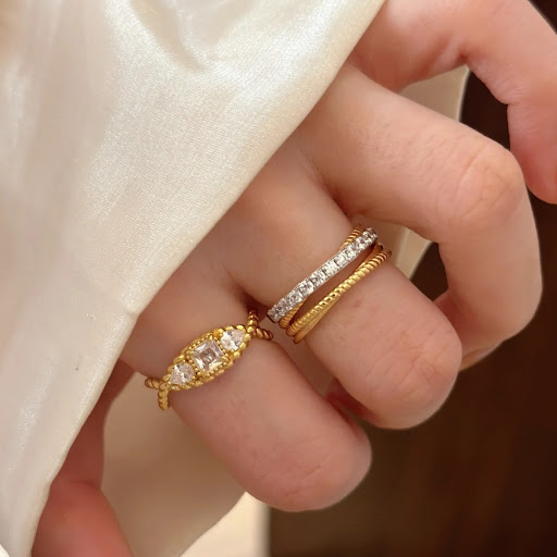 Title 5, Retro Twist Square Diamond Ring A timeless piec...