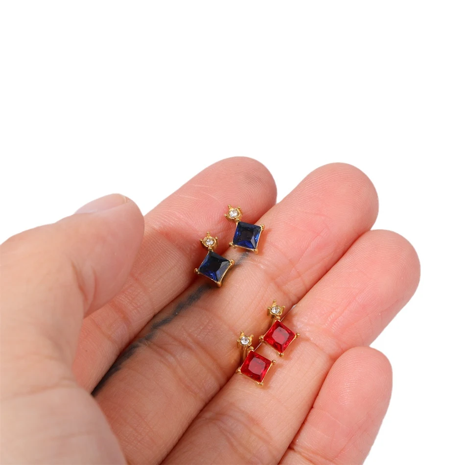 Boucles d'oreilles simples en acier inoxydable avec douze pierres de naissance. Un cadeau élégant et symbolique pour elle.