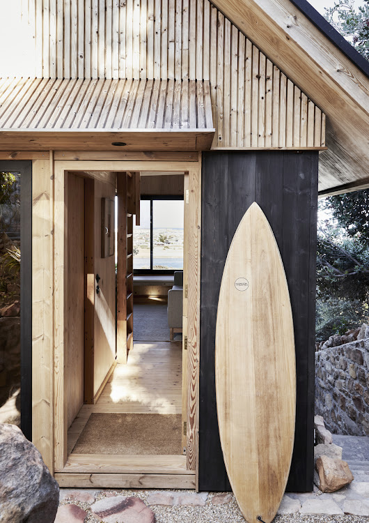 At the front door is a Wawa Wooden Surfboard, handcrafted in Muizenberg. Apart from the fact that the beach is one of Cape Town’s best-loved surf spots, the surfboard is an extension of Alexander’s interest in local timber craft and manufacturing.