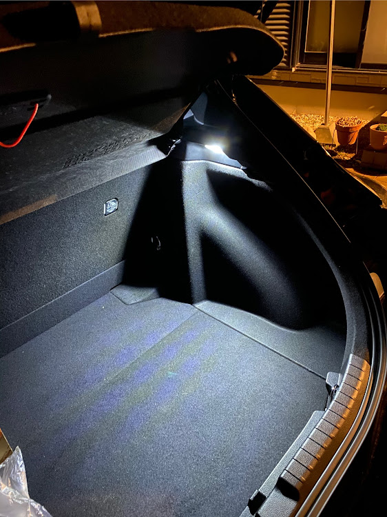 カローラスポーツの車内LED化・ナンバー灯LED化・暇つぶしに関するカスタム事例の投稿画像2枚目