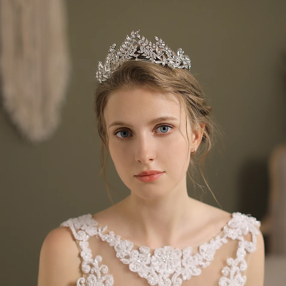 Couronne de mariée en alliage argenté avec strass, pour un look élégant et étincelant. Parfaite pour sublimer la mariée le jour J.