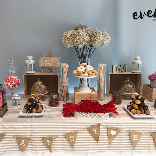 una mesa llena de dulces y un letrero que dice eventos