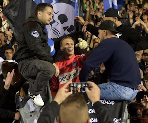 Genk-fans sluiten Bizot in de armen en de doelman reageert