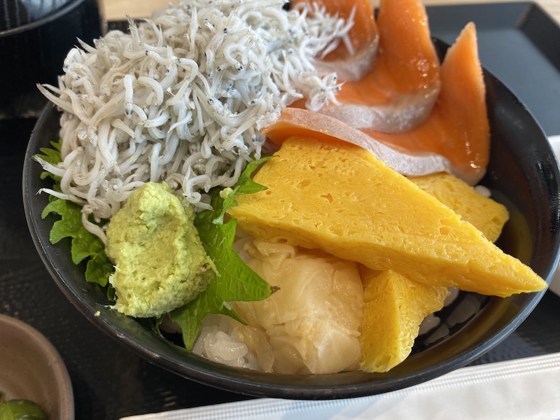 しらすとサーモンの海鮮丼