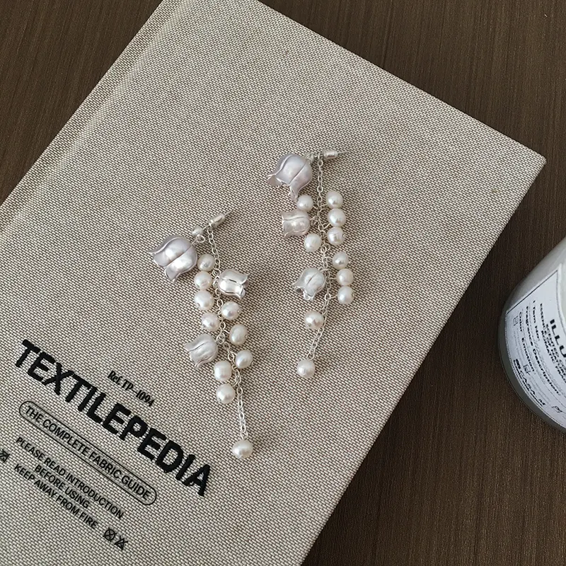 Boucles d'oreilles perles naturelles mates, personnalité de niche tendance, pour un style naturel et sophistiqué, sublimant votre beauté.