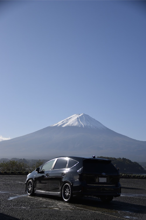 プリウスαの富士山とコラボ・くるまにあKに関するカスタム事例の投稿画像1枚目