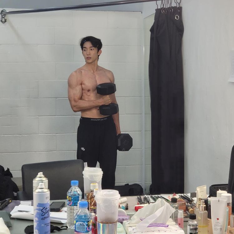 Actor Lee Sang Yi Has Been Hiding A Ripped-AF Body: Here's The Full Reveal  For The First Time Since Debut - Koreaboo