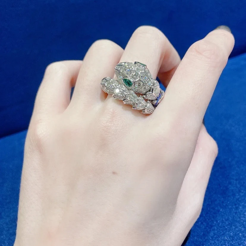 Bague simple en forme d'os de serpent pour femmes. Un bijou tendance et élégant, parfait pour compléter votre style quotidien.