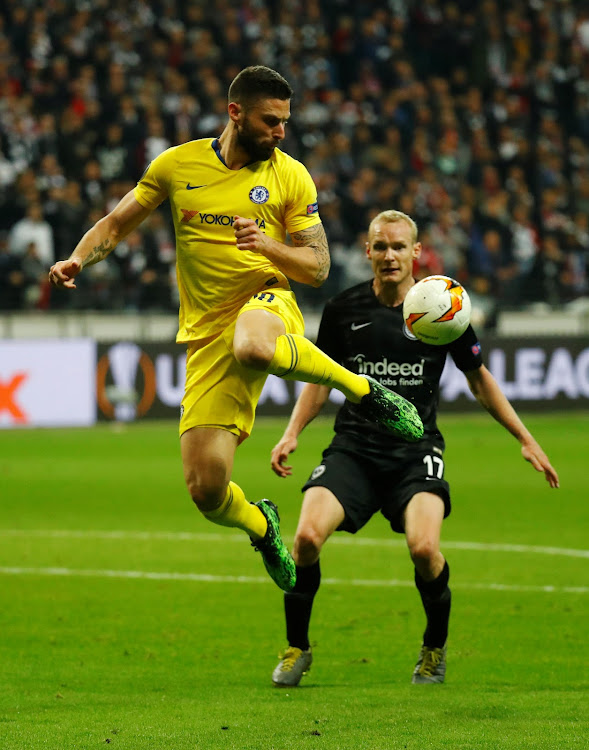 Chelsea's Olivier Giroud vies for the ball with Eintracht Frankfurt's Sebastian Rode